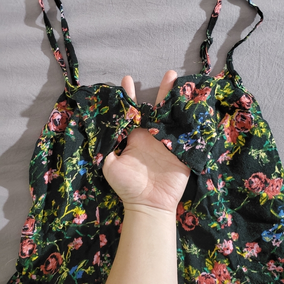 Floral Romper w/ Pockets - Picture 2 of 4
